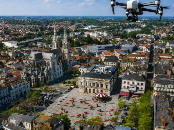 Cholet Drone Reference un drone vol au dessus de Cholet